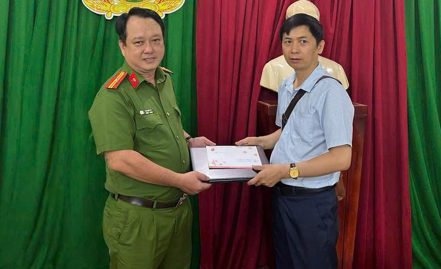 Công an phường Chợ Quán trích xuất camera tìm điện thoại cho du khách 1 công an phường chợ quán - Ảnh 1.