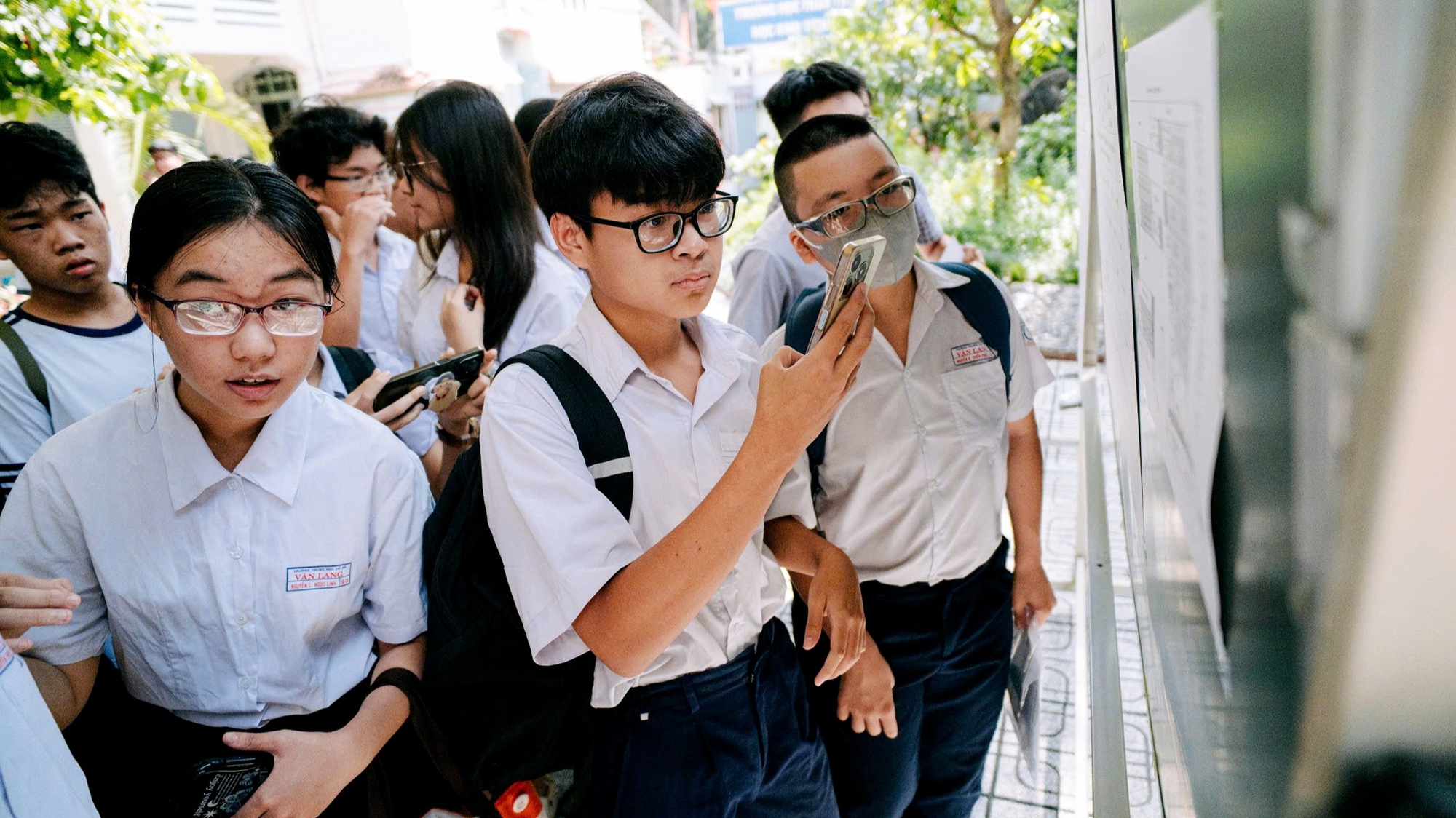 Cấm học sinh dùng điện thoại trong trường: Cần làm ngay! 1 học sinh - Ảnh 1.