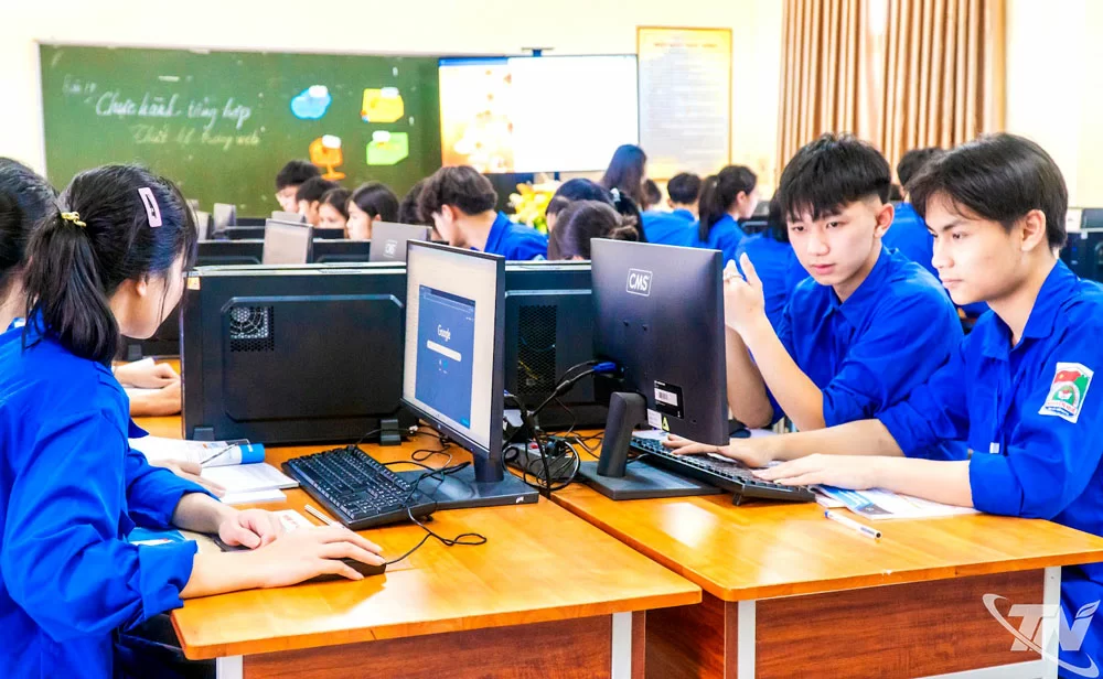 Học sinh Trường THPT Nguyễn Huệ ứng dụng trí tuệ nhân tạo (AI) để thực hành xây dựng, thiết kế wesite.