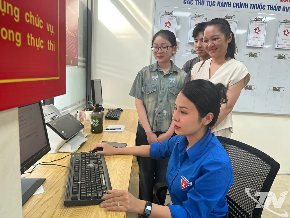 Thanh niên tình nguyên hướng dẫn, hỗ trợ người dân đăng ký giải quyết thủ tục hành chính trên hệ thống.