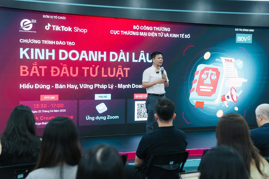 Ông Nguyễn Hữu Tuấn, Giám đốc Trung tâm Phát triển Thương mại điện tử và Công nghệ số (eComDX), Cục Thương mại điện tử và Kinh tế số (Bộ Công Thương) tại chương trình đào tạo với chủ đề “Kinh doanh dài lâu - Bắt đầu từ luật”