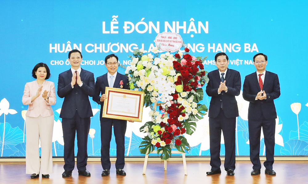 Các đồng chí: Nguyễn Văn Gấu, Vương Quốc Tuấn, Nguyễn Hương Giang, Phạm Văn Thịnh tặng hoa chúc mừng ông Choi Joo Ho. Các đồng chí: Nguyễn Văn Gấu, Vương Quốc Tuấn, Nguyễn Hương Giang, Phạm Văn Thịnh tặng hoa chúc mừng ông Choi Joo Ho.