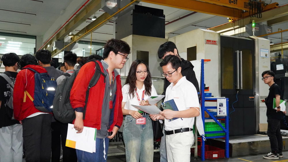 “Ứng dụng AI & Tự động hóa vào sản xuất cơ khí” 6 thuyết trình trực tiếp trước Ban Giám khảo