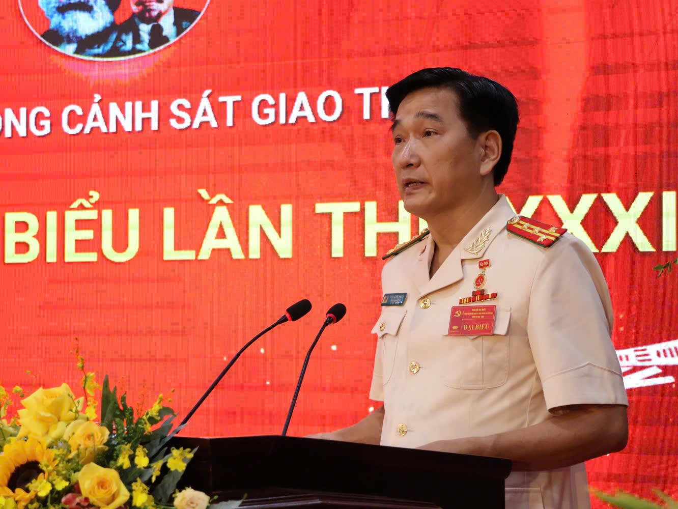 Trưởng phòng Cảnh sát giao thông Hà Nội công khai số điện thoại cá nhân 1 Đại tá Trần Đình Nghĩa, Bí thư Đảng ủy, Trưởng phòng Cảnh sát giao thông báo cáo tại Đại hội. Ảnh: TT