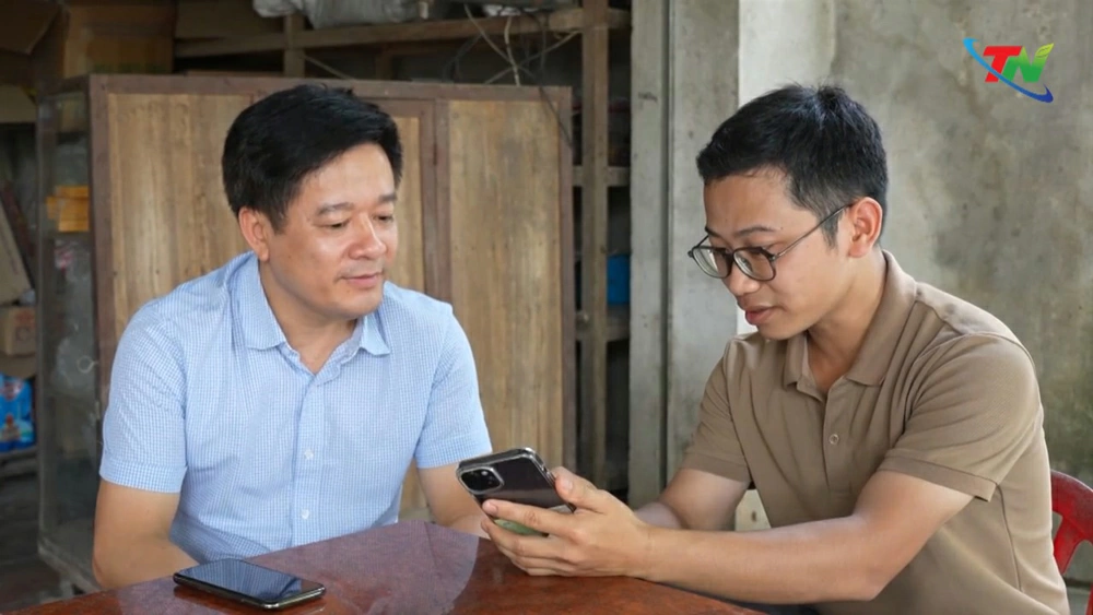 Anh Nguyễn Hữu Cường (bên phải) kể lại những tình tiết, nội dung đối tượng xấu đã hướng dẫn thao tác trên điện thoại.