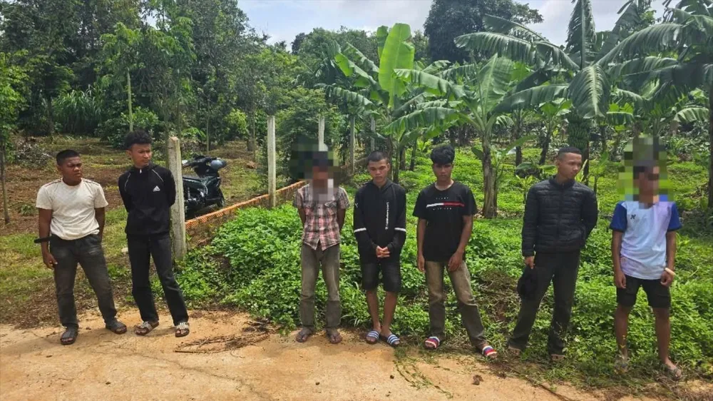 Nhóm dàn cảnh cướp giật điện thoại của một thanh niên tại hồ Ea Kao. Ảnh: S.Đ cướp giật điện thoại.jpg
