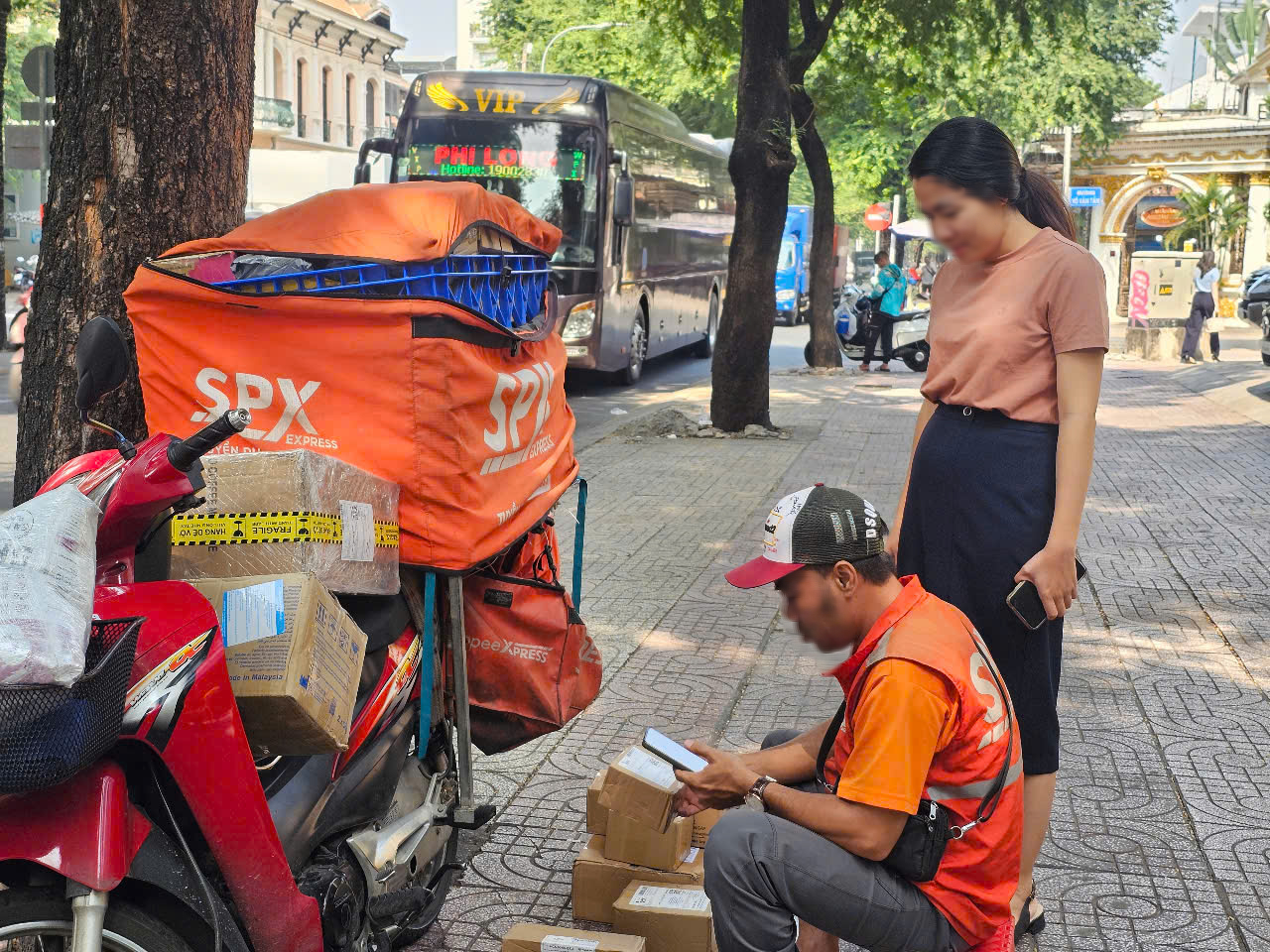 Người bán trên sàn thương mại điện tử vẫn loay hoay, chưa biết xuất hoá đơn cho ai- Ảnh 1. Người bán trên sàn thương mại điện tử vẫn loay hoay, chưa biết xuất hoá đơn cho ai- Ảnh 1.
