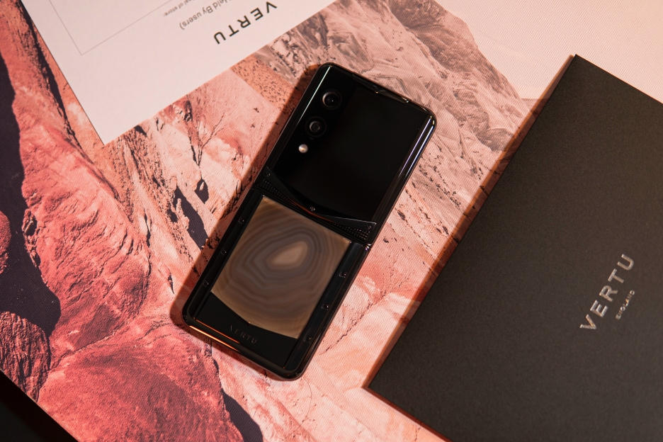 Cận cảnh Quantum Flip by Vertu 1 fe814a80 3add 4788 a34e 6e8d33a04f73