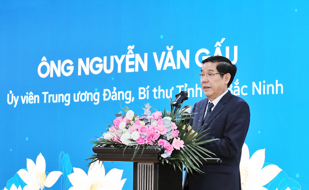 Đồng chí Nguyễn Văn Gấu phát biểu chúc mừng ông Choi Joo Ho. Đồng chí Nguyễn Văn Gấu phát biểu chúc mừng ông Choi Joo Ho.
