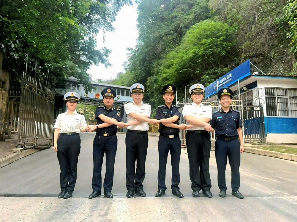 Hải quan cửa khẩu Cốc Nam (Việt Nam) và Hải quan Lũng Nghịu (Trung Quốc) chụp ảnh lưu niệm sau hội đàm. 