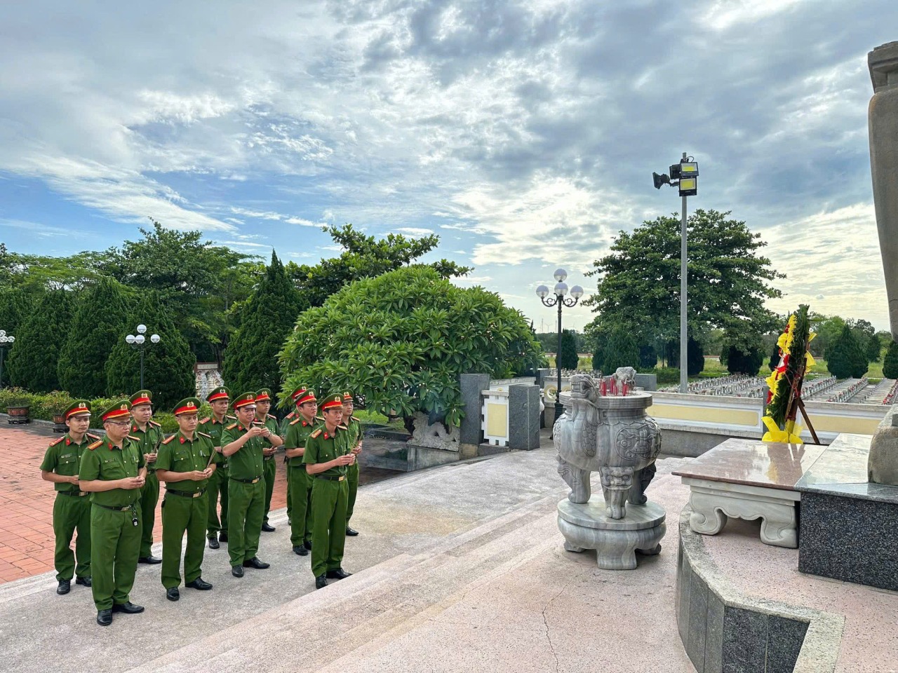 Công an xã Lệ Thủy tổ chức dâng hương tại Nghĩa trang liệt sĩ và nhà lưu niệm Đại tướng Võ Nguyên Giáp nhân kỷ nhiệm 78 năm Ngày Thương binh – Liệt sĩ 1 gen h z6830010178095 9750285e1d0a41fb29c81f965e1fec61