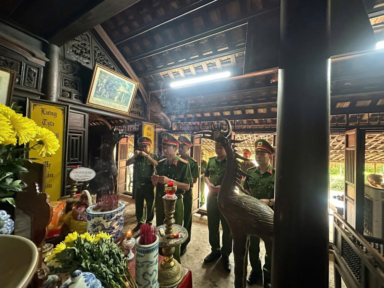 Công an xã Lệ Thủy tổ chức dâng hương tại Nghĩa trang liệt sĩ và nhà lưu niệm Đại tướng Võ Nguyên Giáp nhân kỷ nhiệm 78 năm Ngày Thương binh – Liệt sĩ 2 gen h z6830010184680 fbc36e14aa96a37c12077bd9ef11b3f1