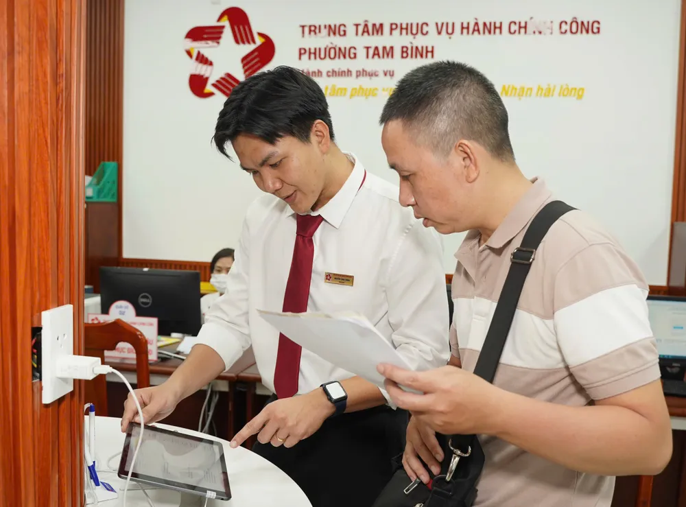 Chuyển đổi số trở thành lời giải tất yếu, giúp rút ngắn khoảng cách giữa người dân và cơ quan hành chính. Ảnh: VĂN THUẬN gen-o-chuyen-doi-so-2.jpg
