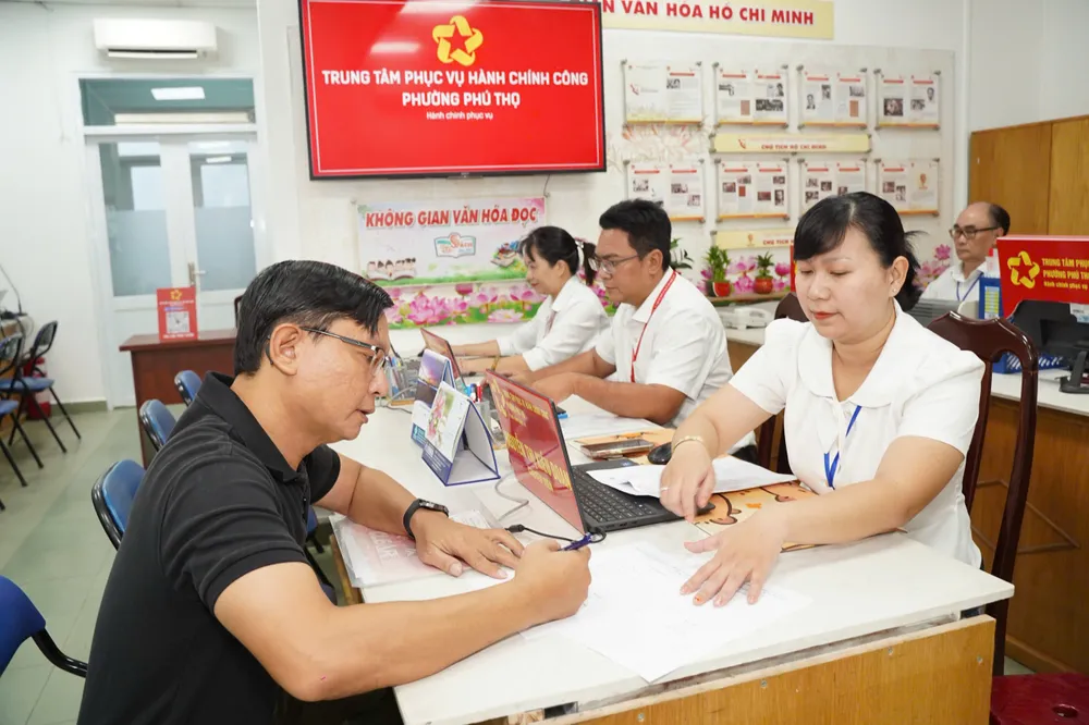 Các nền tảng trực tuyến cho phép người dân nộp hồ sơ, tra cứu tiến độ mà không cần di chuyển xa, tiết kiệm thời gian và chi phí. Ảnh: VĂN THUẬN gen-o-chuyen-doi-so-5.jpg