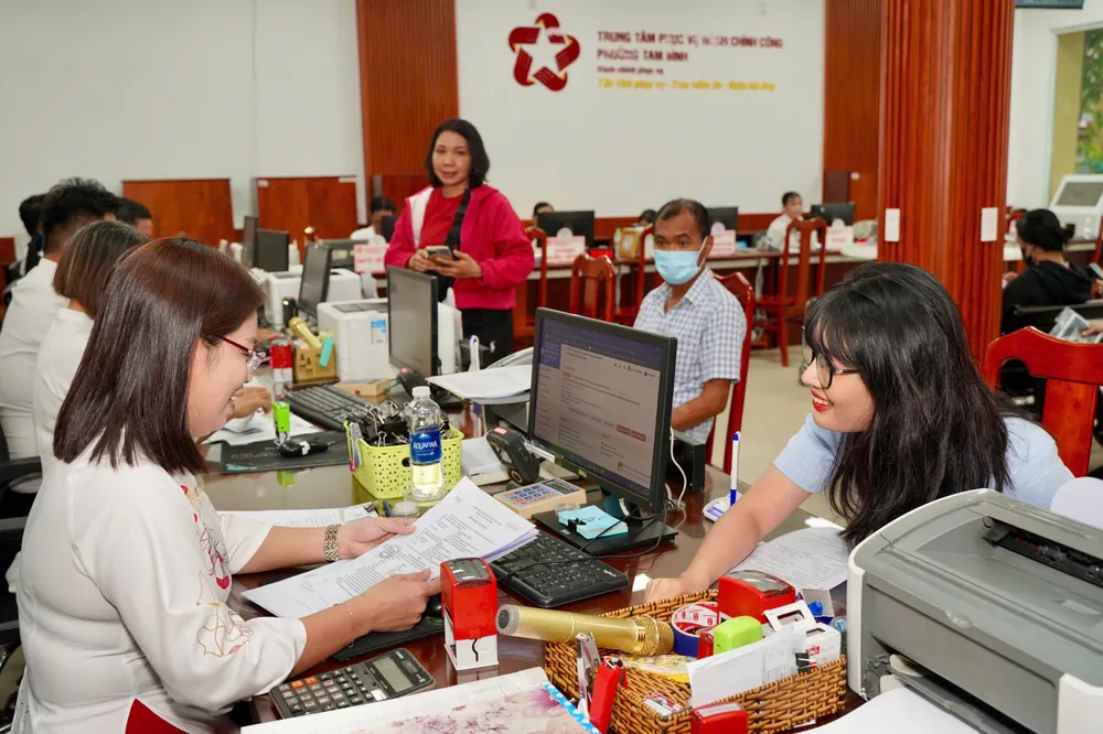 Trí tuệ nhân tạo đang dần trở thành “cánh tay phải” của cán bộ xã, phường. Trong ảnh người dân làm thủ tục tại Trung tâm hành chính công phường Tam Bình, TP.HCM. Ảnh: VĂN THUẬN gen-o-chuyen-doi-so-nen-tang-hnh-chinh-cong.jpg