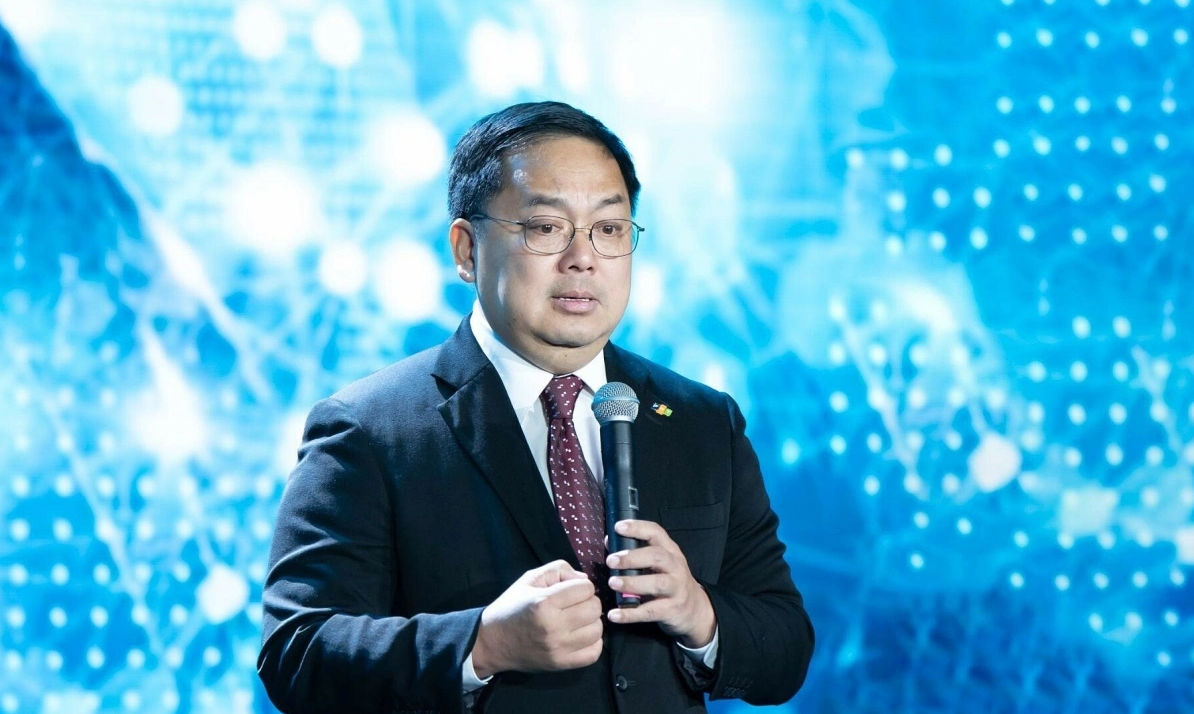 Sinh viên hỏi xoáy "Các chuyên gia AI làm gì khi bị mất điện", ông Hoàng Nam Tiến đứng ngồi không yên, phải xuống gặp tận nơi để trả lời 1 hoang nam tien 1 1752467772129 17524677732151230851809