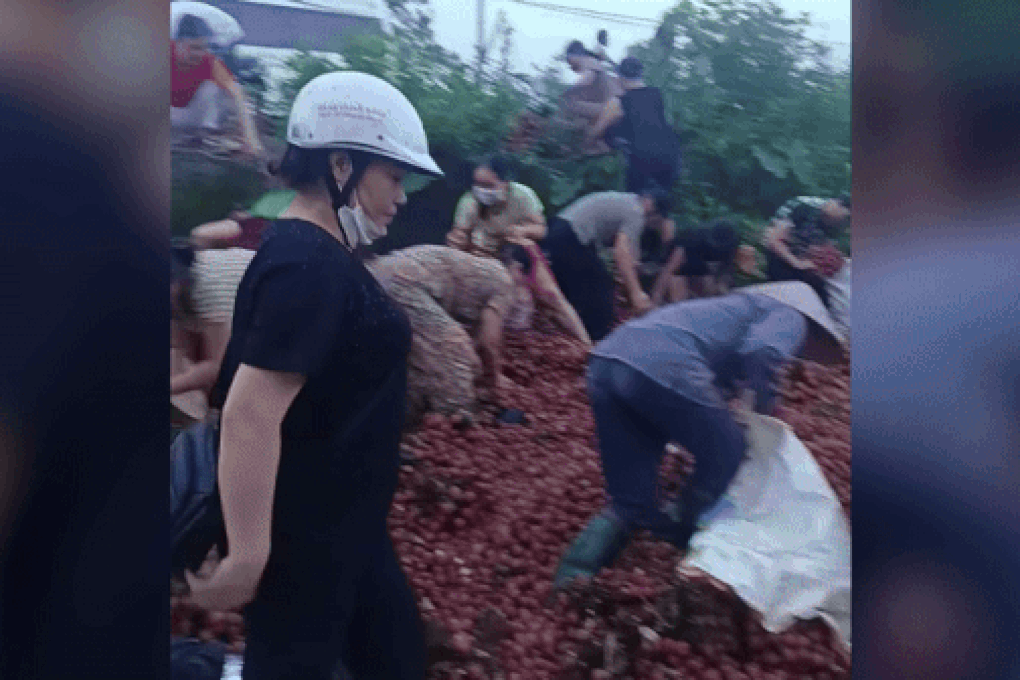 Đám đông hôi 4 tấn vải của xe gặp nạn: Đừng tham của rơi mà mất nhân tính - 1 Đám đông hôi 4 tấn vải của xe gặp nạn: Đừng tham của rơi mà mất nhân tính - 1