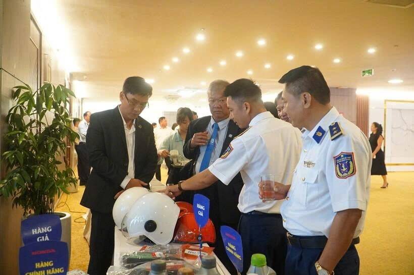 Trưng bày, giới thiệu hàng thật, hàng giả tại Hội nghị “Chống hàng giả, hàng xâm phạm quyền sở hữu trí tuệ, gian lận thương mại trong tình hình mới” - Ảnh: Vũ Lê)