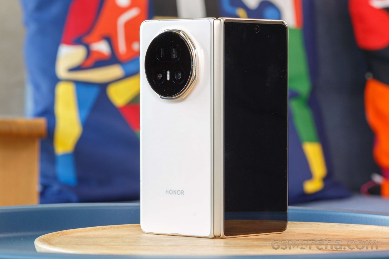 Honor Magic V5 vẫn sở hữu kiểu thiết kế màn hình gập cánh bướm, với màn hình phụ bên ngoài (Ảnh: GSMArena)