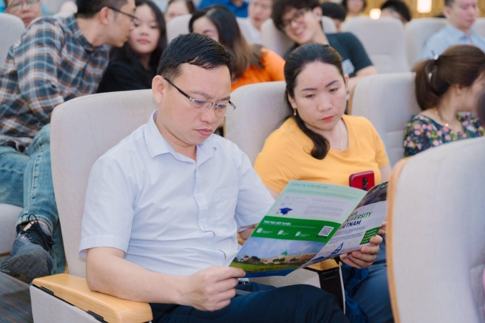 Asia Vietnam đào tạo 'cử nhân tài chính giỏi công nghệ' trong thời AI 2 Phụ huynh tham khảo về chương trình Asia Vietnam. Ảnh: Asia Vietnam