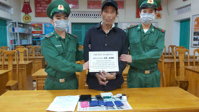 Đối tượng Lê Anh và tang vật.