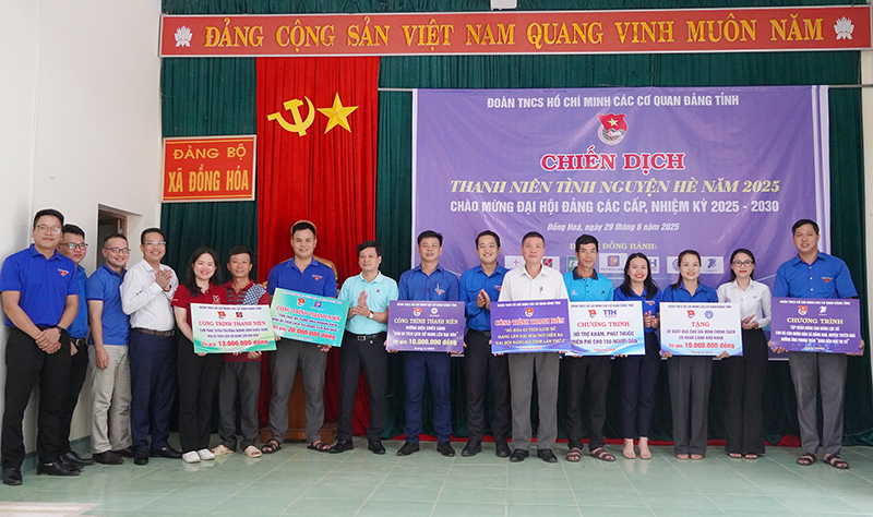 Đại diện lãnh đạo Tỉnh đoàn và các đơn vị liên quan trao biển hỗ trợ các công trình, phần việc thanh niên tại xã Đồng Hóa (Tuyên Hóa).