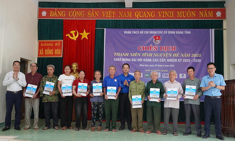 Đại diện lãnh đạo Tỉnh đoàn, Bảo hiểm xã hội khu vực 16 tặng quà cho các gia đình chính sách.