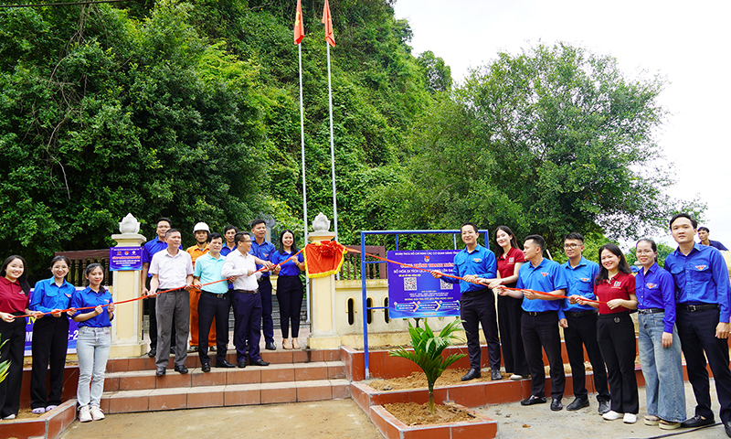 Các đại biểu kéo băng khánh thành các công trình thanh niên tại khu di tích Hang Lèn Đại Hòa.
