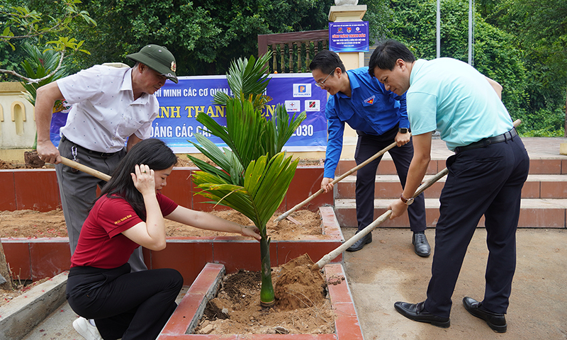 Các đại biểu trồng cây lưu niệm tại khu di tích Hang Lèn Đại Hòa.
