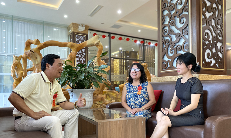 Bà Hoàng Thị Thảo (ngoài cùng bên phải), Giám đốc điều hành khách sạn Phú Cường đangtrò chuyện cùng du khách.
