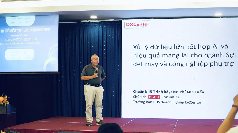 Ông Phí Anh Tuấn, Giám đốc P.A.T Consulting trình bày bài học thực tiễn chuyển đổi số từ ngành dệt may. Ảnh: THIÊN PHÁT IMG_1395.jpg