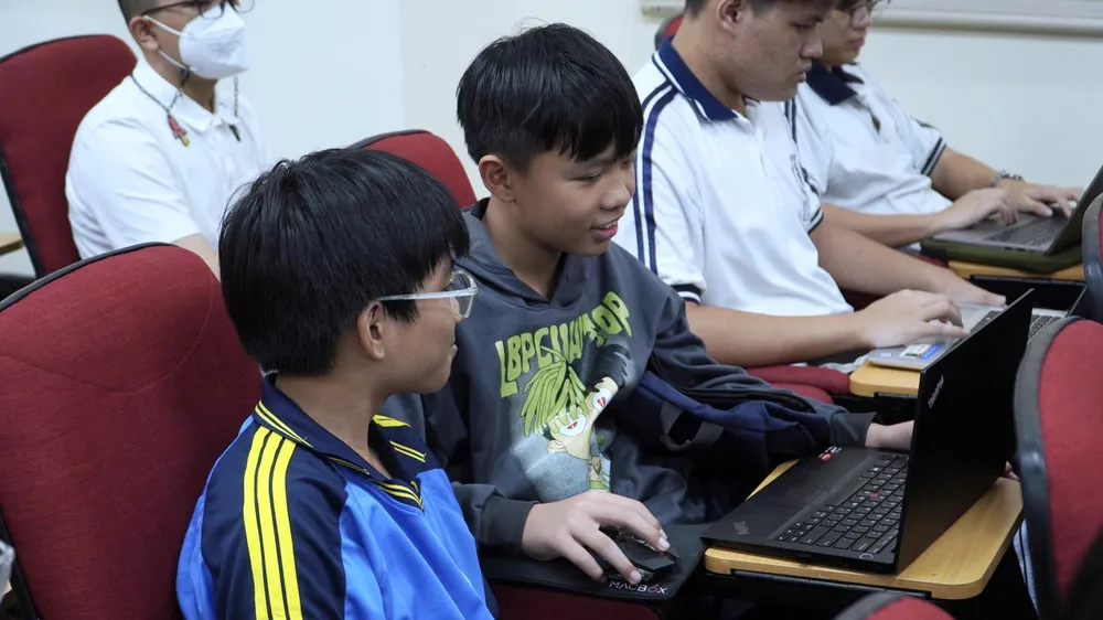 Các em học sinh được giới thiệu, tiếp cận các nền tảng AI cơ bản. Ảnh: THIÊN PHÁT IMG_1545.jpg