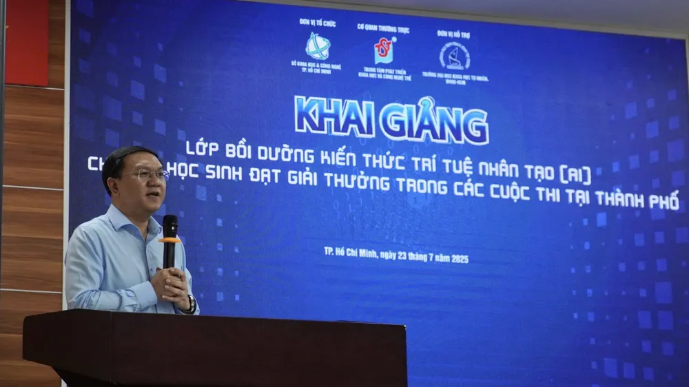 Giám đốc Sở KH-CN TPHCM Lâm Đình Thắng phát biểu khai mạc lớp bồi dưỡng. Ảnh: THIÊN PHÁT IMG_1546.jpg