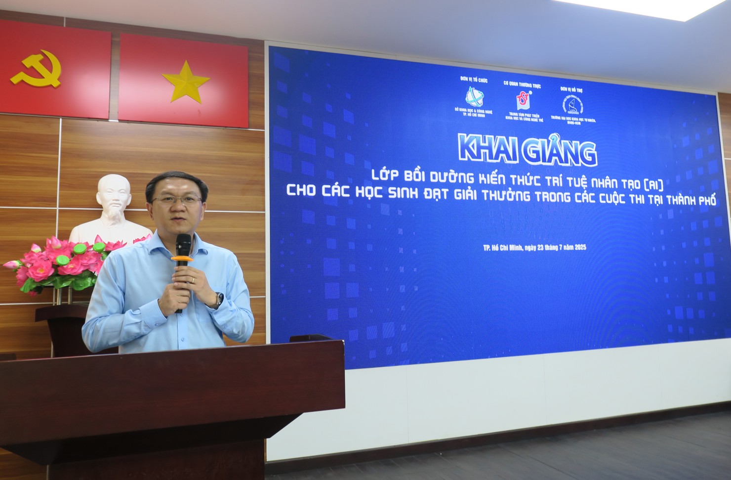 Ông Lâm Đình Thắng, Giám đốc Sở Khoa học và Công nghệ TP. Hồ Chí Minh phát biểu khai mạc Lớp học thí điểm. Ảnh: Đức Mỹ