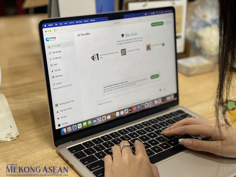 Ứng dụng cho phép người dùng đặt câu hỏi và nhận câu trả lời với độ chính xác cao, có dẫn nguồn, phù hợp văn hóa và ngôn ngữ Việt.