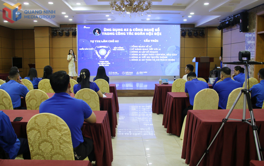 Chuyên gia giới thiệu, hướng dẫn các kỹ năng ứng dụng AI trong công tác Đoàn - Hội - Đội cho đoàn viên, thanh niên.
