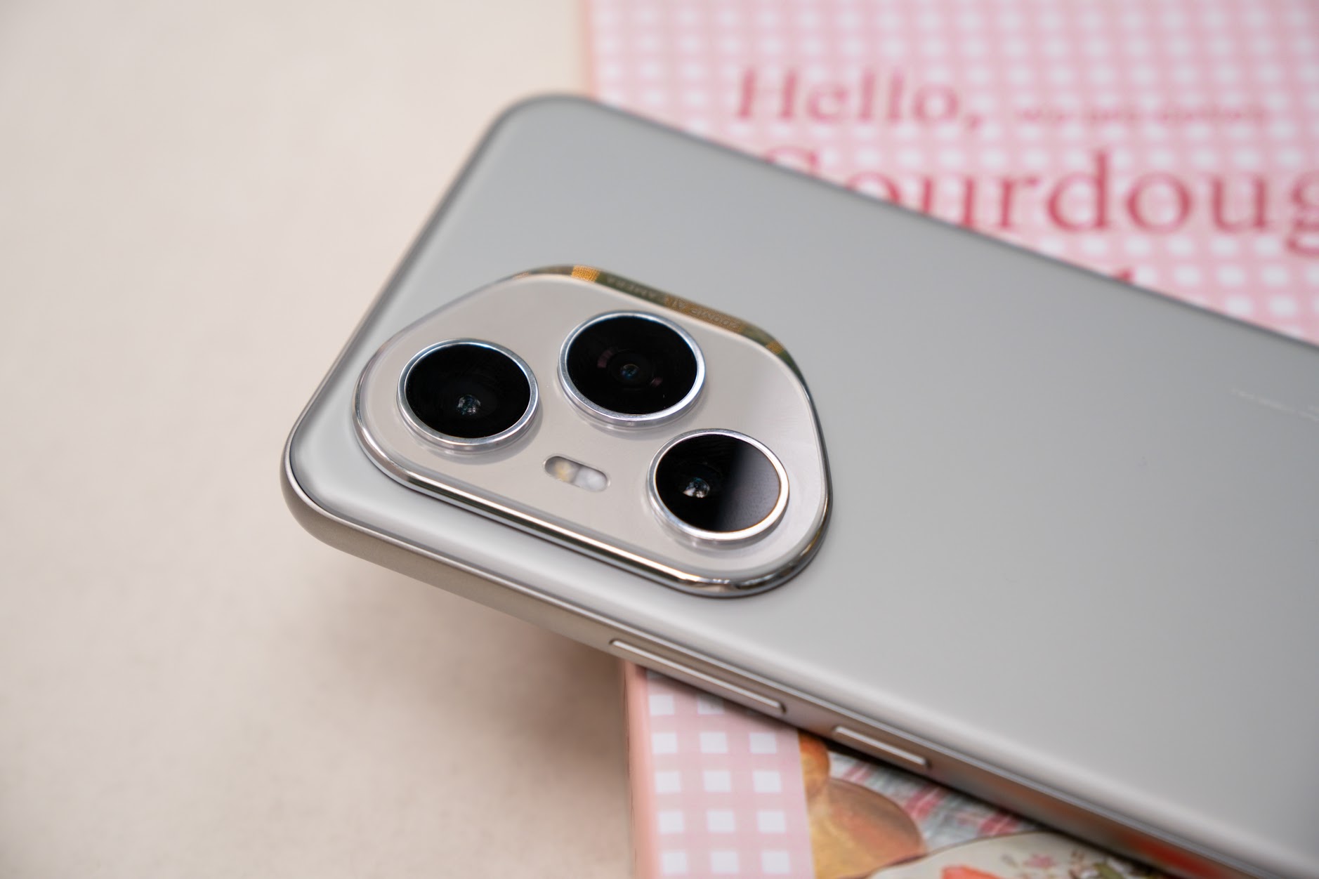 Cuộc đua 5 smartphone 19 triệu, ai đang thắng thế: HONOR 400 Pro, Xiaomi 14T Pro hay OPPO Reno 14 Pro?- Ảnh 3. Cuộc đua 5 smartphone 19 triệu, ai đang thắng thế: HONOR 400 Pro, Xiaomi 14T Pro hay OPPO Reno 14 Pro?- Ảnh 3.
