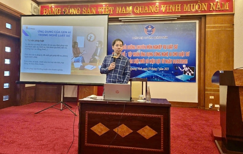 Tiến sĩ Đào Minh Quân, Giảng viên Trường Đại học Khoa học Xã hội và Nhân văn - Đại học Quốc gia Hà Nội trình bày nội dung của chuyên đề về ứng dụng AI tại lớp bồi dưỡng.