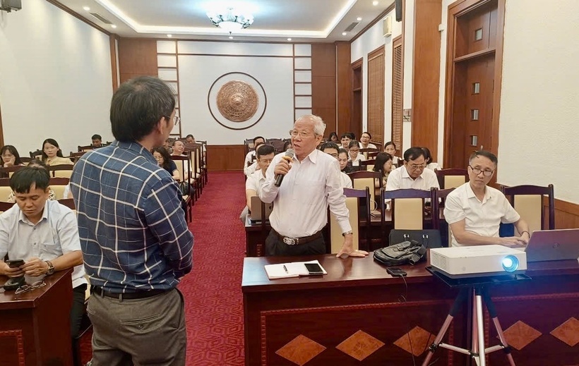 Tiến sĩ Đào Minh Quân trao đổi cùng các luật sư thuộc Đoàn Luật sư tỉnh Quảng Ninh tham dự lớp bồi dưỡng.