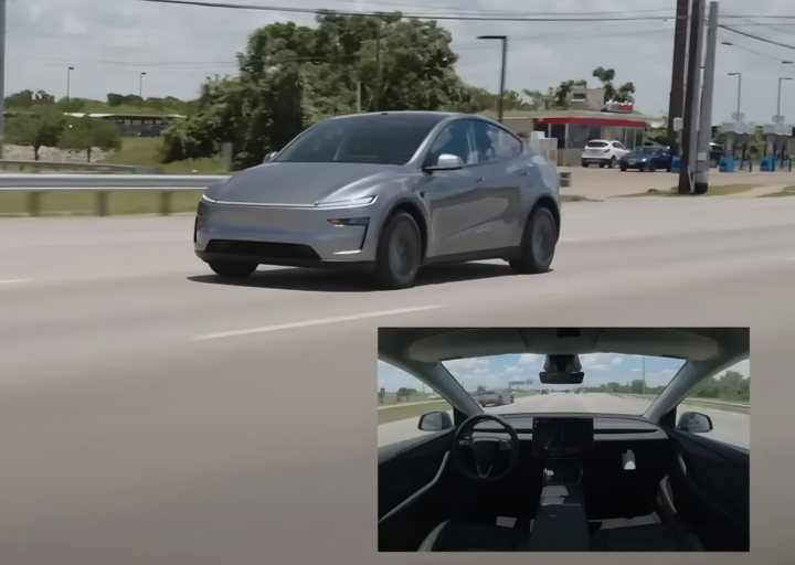 Robot ‘đổ bộ’ Thượng Hải, màn trình diễn lớn chưa từng có 2 Model Y của Tesla trên đường phố. (Nguồn: Techcrunch)