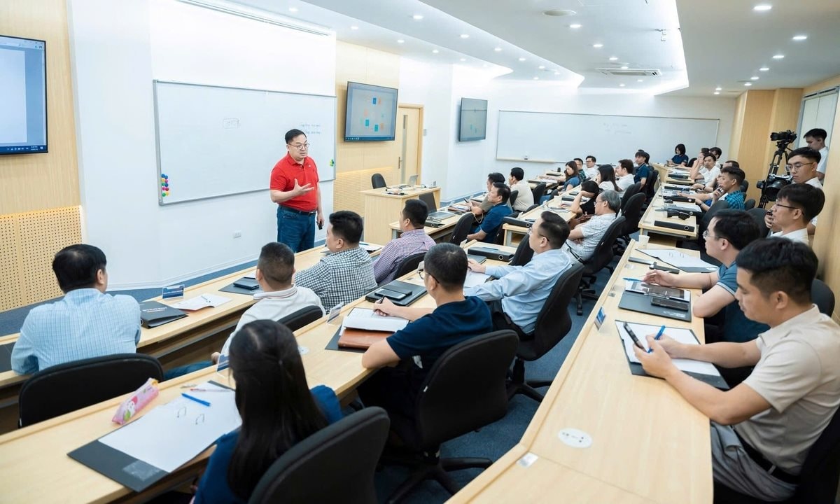 Các “chuyên gia” AI trên mạng đang làm các bạn bị lầm lạc! 6 phan-2-anh-tien-giang-day-trong-chuong-trinh-ai-work-smart-.jpg