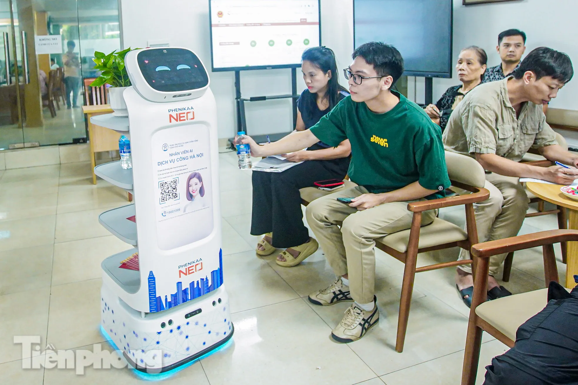 Độc đáo 'nhân viên AI' phục vụ hành chính công tại Hà Nội ảnh 11