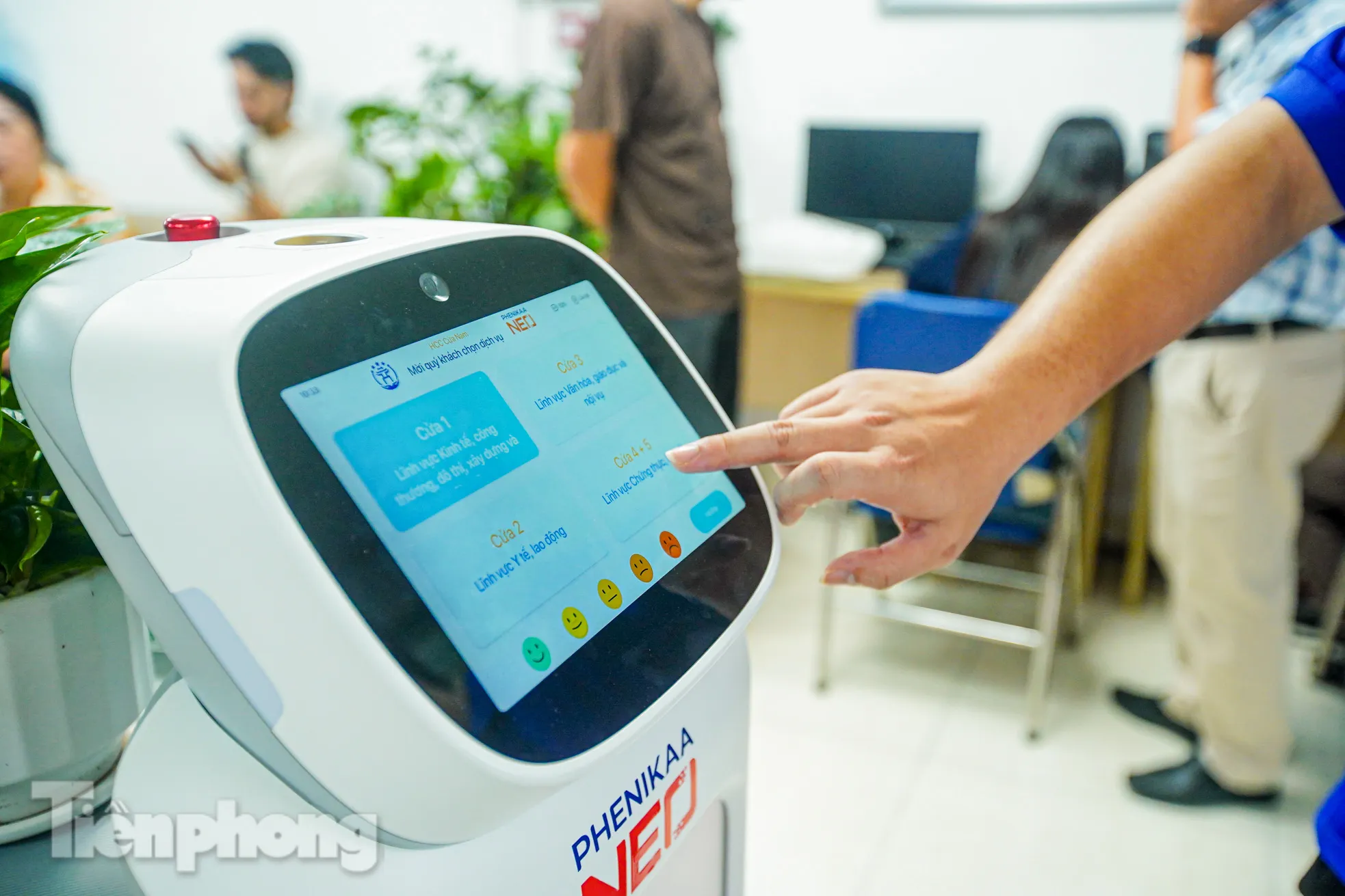 Độc đáo 'nhân viên AI' phục vụ hành chính công tại Hà Nội ảnh 3