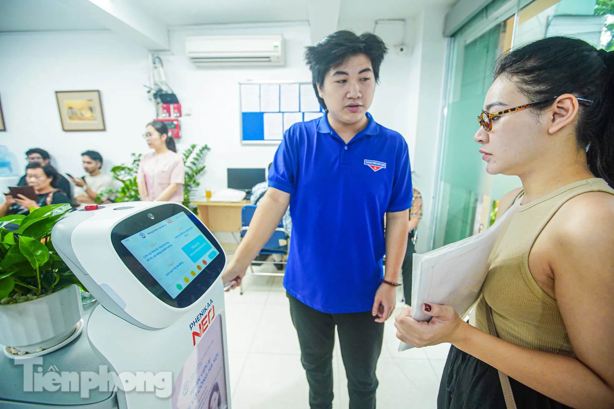 Độc đáo 'nhân viên AI' phục vụ hành chính công tại Hà Nội ảnh 2