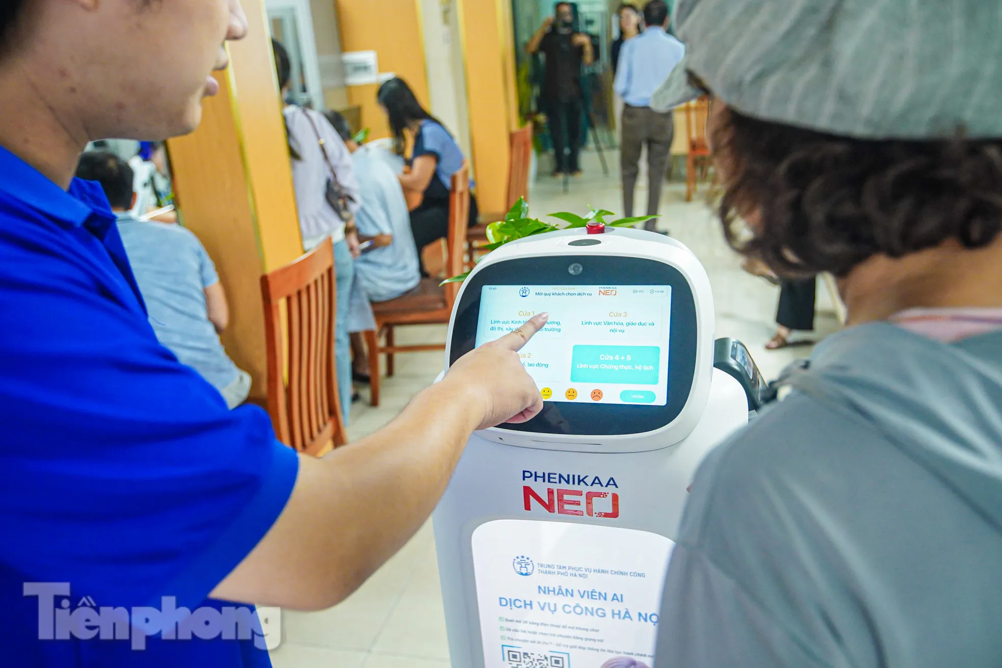 Độc đáo 'nhân viên AI' phục vụ hành chính công tại Hà Nội ảnh 6