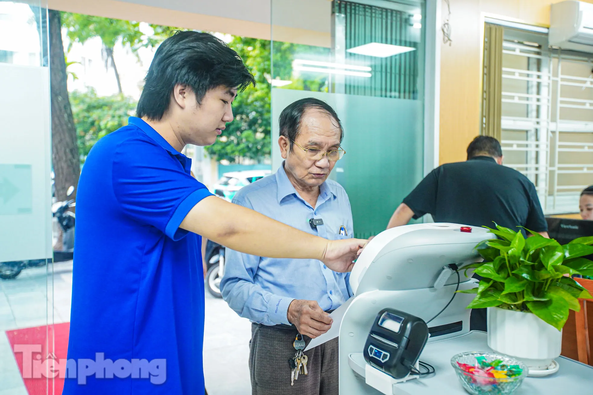 Độc đáo 'nhân viên AI' phục vụ hành chính công tại Hà Nội ảnh 5