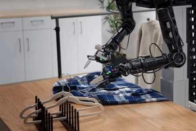 robot trung quoc biet moc quan ao lau don ban an 2234
