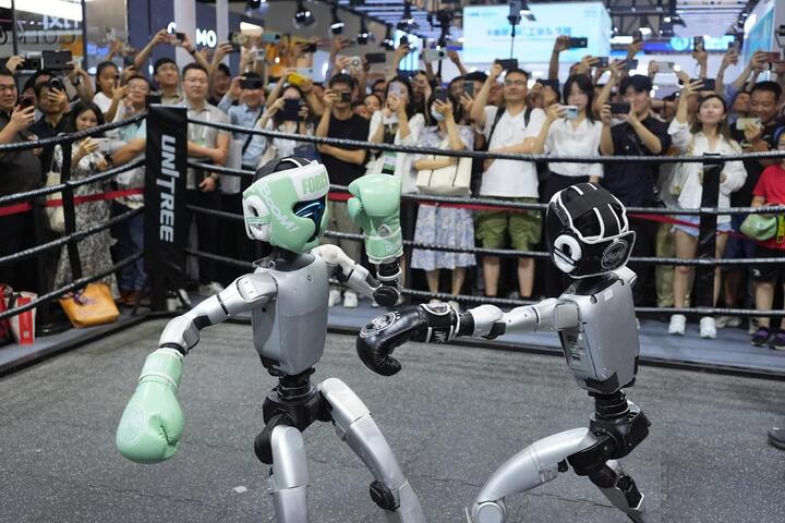 Robot ‘đổ bộ’ Thượng Hải, màn trình diễn lớn chưa từng có 1 Robot và các sản phẩm tiên tiến khác được chú ý trong ngày khai mạc Hội nghị Trí tuệ nhân tạo thế giới 2025 tại Thượng Hải. (Nguồn: Chinadaily)