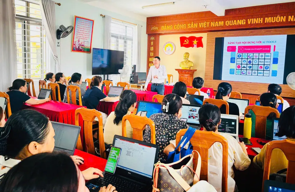 ThS. NGUYỄN HỮU TÌNH - Giảng viên Khoa CNTT, Trường ĐH Công nghiệp TP.HCM tập huấn sáng tạo nội dung với AI. Ảnh: H.TÌNH t-huan-chuyen-doi-so-ai.jpg