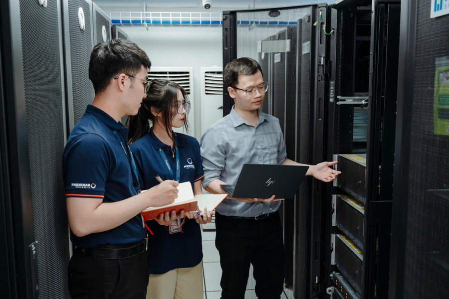 Giờ thực hành của sinh viên Đại học Phenikaa (Hà Nội). Ảnh: NTCC the-gioi-phang-cang-cang-ranh-gioi-1.jpg